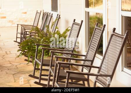 Des chaises à bascule sur un porche Banque D'Images