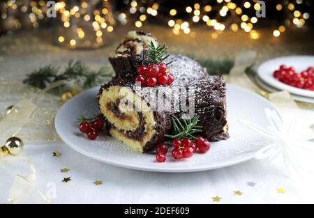 Chocolate Christmas Yule Log, Buche de Noel sur fond blanc. Décorations de Noël Banque D'Images