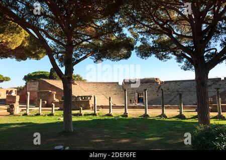 Vue sur le théâtre depuis la place des Guilds, Piazzale delle Corporazioni, Italie Banque D'Images