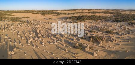 Coucher de soleil sur le désert des Pinnacles en Australie Banque D'Images