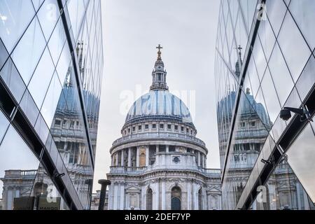 La cathédrale Saint-Paul est vue depuis le centre commercial One New change Banque D'Images