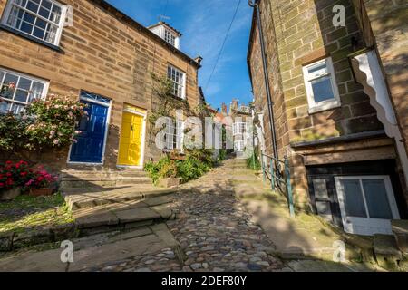 Les ruelles étroites du village de pêcheurs de Robin Hoods Baie sur la côte du North Yorkshire Banque D'Images