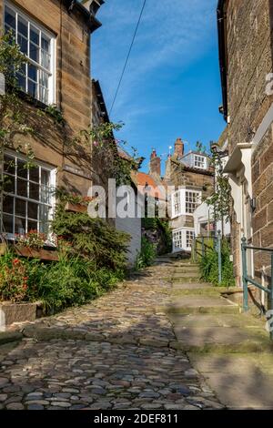 Les ruelles étroites du village de pêcheurs de Robin Hoods Baie sur la côte du North Yorkshire Banque D'Images