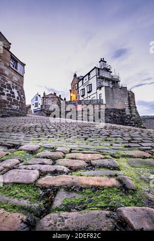 La cale à Robin Hoods Bay menant à la Bay Hotel Banque D'Images