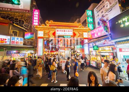 Manger dehors à un marché nocturne à Taipei, Taiwan Banque D'Images