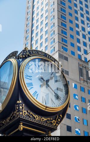 Horloge à Trump Towers, New York Banque D'Images