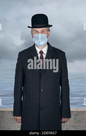 Homme portant un masque pour protéger contre le coronavirus du virus aéroporté Covid 19 basé sur une image surréaliste de René Magritte 'le fils de l'Homme'. Banque D'Images