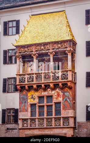 Goldenes Dachl - toit d'or, b, 1500 par l'empereur Maximilian I pour marquer son mariage à Bianca Maria Sforza, Innsbruck, Autriche Banque D'Images