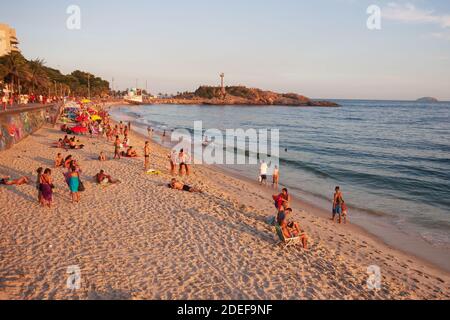 Rio de Janeiro, Brésil - Frebuary 21, 2011: Les gens s'amusent à la plage d'arpoador à la fin d'un après-midi d'été. Banque D'Images