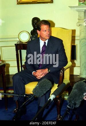 Le vice-président des États-Unis Al Gore s’intéresse à l’époque où le président américain Bill Clinton rencontre des journalistes dans le Bureau ovale de la Maison Blanche à Washington, DC, Etats-Unis pour discuter de la situation en Irak à la suite des deux frappes de missiles de croisière américains contre des cibles militaires irakiennes le 4 septembre 1996. Le président a annoncé que les attaques ont réussi et a déclaré que le leader irakien Saddam Hussein « sait qu'il y a un prix à payer pour avoir dépassé la ligne ». Photo de Ron Sachs / CNP/ABACAPRESS.COM Banque D'Images