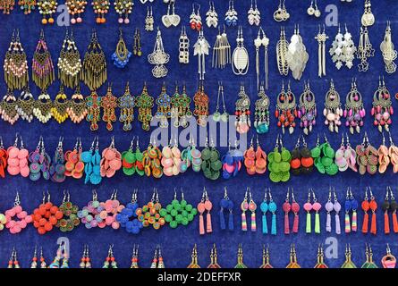 Beaucoup de boucles d'oreilles faites à la main différentes à vendre dans un magasin dans la ville antique de Qingyan près de Guiyang, en Chine. Banque D'Images