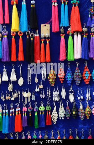 Beaucoup de boucles d'oreilles faites à la main différentes à vendre dans un magasin dans la ville antique de Qingyan près de Guiyang, en Chine. Banque D'Images