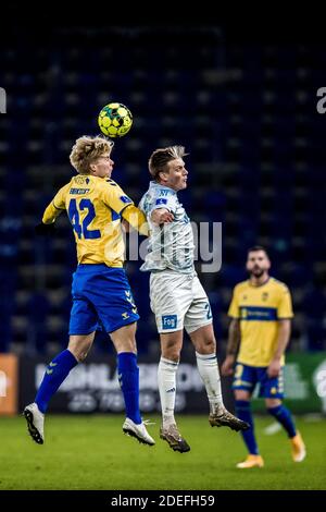 Brondby, Danemark. 30 novembre 2020. Kasper Enghardt (2) de Lyngby Boldklub et Tobias Borkeeiet (42) de Broendby vu pendant le match 3F Superliga entre Broendby IF et Lyngby Boldklub au stade Brondby. (Crédit photo : Gonzales photo/Alamy Live News Banque D'Images