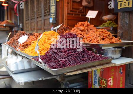 Tranches de fruits ou légumes séchés à vendre dans la ville antique de Qingyan près de Guiyang, province du Guizhou, Chine Banque D'Images