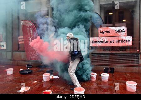 L'Association le droit à la guérison attaque l'établissement de sang français pour dénoncer le présumé scandale de santé autour de la maladie de lyme, à Paris, France, le 10 avril 2019. Photo de Patrice Pierrot/avenir Pictures/ABACAPRESS.COM Banque D'Images