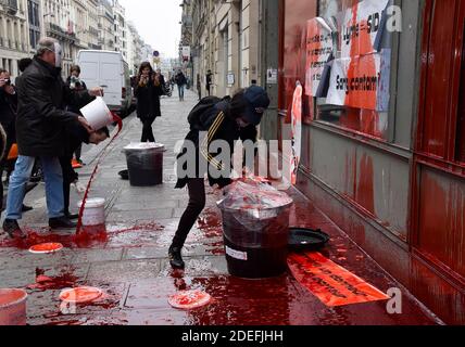 L'Association le droit à la guérison attaque l'établissement de sang français pour dénoncer le présumé scandale de santé autour de la maladie de lyme, à Paris, France, le 10 avril 2019. Photo de Patrice Pierrot/avenir Pictures/ABACAPRESS.COM Banque D'Images