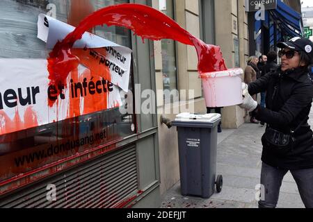 L'Association le droit à la guérison attaque l'établissement de sang français pour dénoncer le présumé scandale de santé autour de la maladie de lyme, à Paris, France, le 10 avril 2019. Photo de Patrice Pierrot/avenir Pictures/ABACAPRESS.COM Banque D'Images