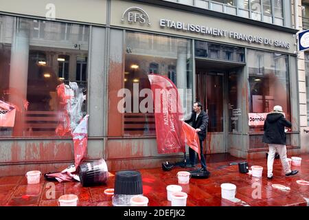 L'Association le droit à la guérison attaque l'établissement de sang français pour dénoncer le présumé scandale de santé autour de la maladie de lyme, à Paris, France, le 10 avril 2019. Photo de Patrice Pierrot/avenir Pictures/ABACAPRESS.COM Banque D'Images