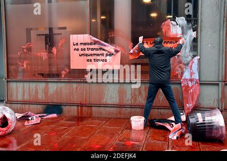 L'Association le droit à la guérison attaque l'établissement de sang français pour dénoncer le présumé scandale de santé autour de la maladie de lyme, à Paris, France, le 10 avril 2019. Photo de Patrice Pierrot/avenir Pictures/ABACAPRESS.COM Banque D'Images