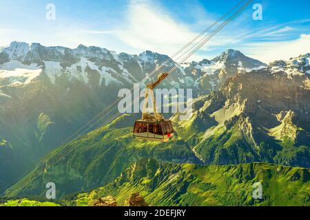 Téléphérique de Murren à Birg et Schilthorn sommet au-dessus des falaises, des montagnes rocheuses et des vallées avec des lacs et des rivières. Sommets enneigés du bernois Banque D'Images