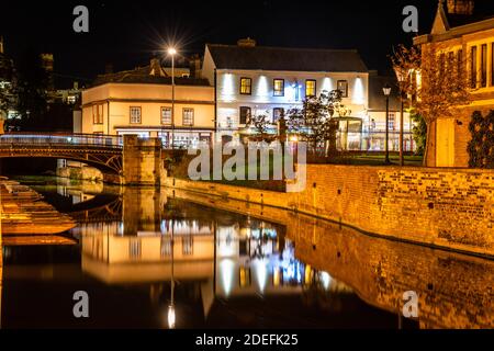 Vue de nuit sur le pont Cam près de Magdalene Street, Cambridge, Royaume-Uni Banque D'Images