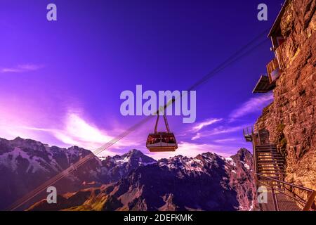 Téléphérique de Birg à Schilthorn sommet au-dessus des falaises, des montagnes rocheuses et des vallées avec des lacs et des rivières. Sol en cristal suspendu de la marche à pied Banque D'Images