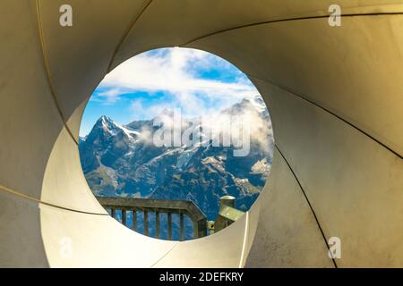 Effet de canon en spirale avec la face nord de l'Eiger enneigée, vue depuis le sommet de Schilthorn 2970 mètres. Murren, canton de Berne en Suisse Banque D'Images