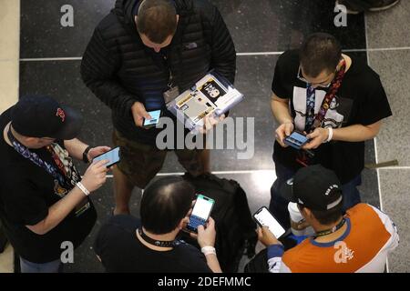 PAS DE FILM, PAS DE VIDÉO, PAS de TV, PAS DE DOCUMENTAIRE - les fans de Star Wars regardent leurs téléphones cellulaires à la Star Wars Celebration, à McCormick place à Chicago, il, Etats-Unis le vendredi 12 avril 2019. Photo par Antonio Perez/Chicago Tribune/TNS/ABACAPRESS.COM Banque D'Images