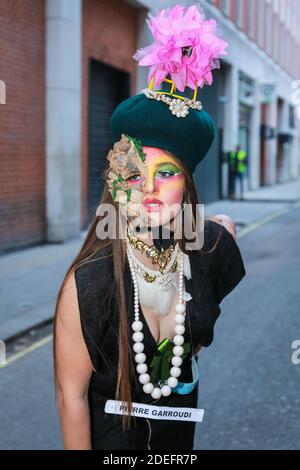 Londres, Royaume-Uni. 28 novembre 2020. Spectacle de rue de mode Pierre Garroudi. Le modèle prend part à une mode flash mob sur Oxford Street. Crédit: Waldemar Sikora Banque D'Images