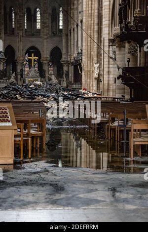 EMBARQUEMENT POUR LE WEB ET LES APPLICATIONS EN FRANCE JUSQU'au 1er MAI 2019 - UNE photo prise le 16 avril 2019 montre une vue intérieure de la cathédrale notre-Dame de Paris à la suite d'un incendie qui a dévasté la cathédrale. Les pompiers de Paris ont annoncé que les derniers restes de l'incendie avaient été éteints le 16 avril, 15 heures après l'incendie. Des milliers de Parisiens et de touristes ont regardé avec horreur les rues voisines le 15 avril, tandis que les flammes se sont emparées du bâtiment et que les sauveurs ont essayé de sauver autant qu'ils pouvaient des trésors de la cathédrale construits au fil des siècles. Photo par Amaury Blin/ABACAPRESS.COM Banque D'Images