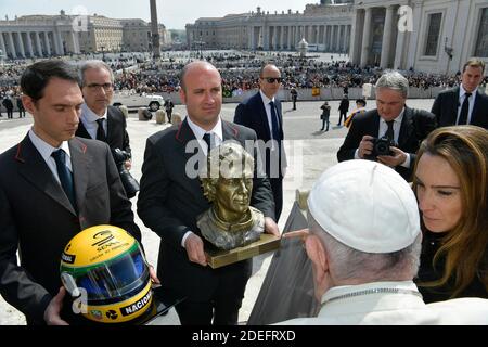 Un casque et un buste en bronze spécial d'Ayrton Senna sculptés par la nièce de la légende de la F1 Paula Senna Lalli ont été présentés au pape François à la fin de l'audience générale hebdomadaire sur la place Saint-Pierre au Vatican, le 17 avril 2019. Paula Senna Lalli a commencé son travail sur le buste en 2016 à la demande de sa grand-mère Neyde Senna, la mère de la triple championne du monde. La sculpture en argile originale a été achevée à la fin de 2016, puis a été moulée en bronze. Paula Senna Lalli n'a pas pu assister à la cérémonie dédiée de mercredi matin au Vatican, après avoir donné le bi Banque D'Images