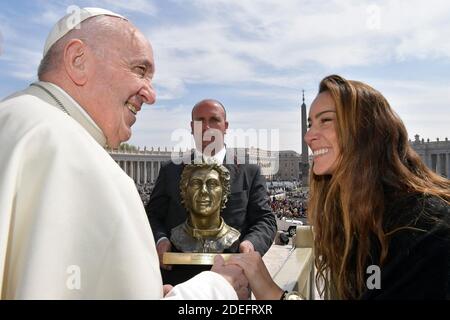 Un casque et un buste en bronze spécial d'Ayrton Senna sculptés par la nièce de la légende de la F1 Paula Senna Lalli ont été présentés au pape François à la fin de l'audience générale hebdomadaire sur la place Saint-Pierre au Vatican, le 17 avril 2019. Paula Senna Lalli a commencé son travail sur le buste en 2016 à la demande de sa grand-mère Neyde Senna, la mère de la triple championne du monde. La sculpture en argile originale a été achevée à la fin de 2016, puis a été moulée en bronze. Paula Senna Lalli n'a pas pu assister à la cérémonie dédiée de mercredi matin au Vatican, après avoir donné le bi Banque D'Images