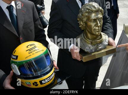 Un casque et un buste en bronze spécial d'Ayrton Senna sculptés par la nièce de la légende de la F1 Paula Senna Lalli ont été présentés au pape François à la fin de l'audience générale hebdomadaire sur la place Saint-Pierre au Vatican, le 17 avril 2019. Paula Senna Lalli a commencé son travail sur le buste en 2016 à la demande de sa grand-mère Neyde Senna, la mère de la triple championne du monde. La sculpture en argile originale a été achevée à la fin de 2016, puis a été moulée en bronze. Paula Senna Lalli n'a pas pu assister à la cérémonie dédiée de mercredi matin au Vatican, après avoir donné le bi Banque D'Images