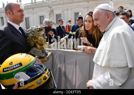 Un casque et un buste en bronze spécial d'Ayrton Senna sculptés par la nièce de la légende de la F1 Paula Senna Lalli ont été présentés au pape François à la fin de l'audience générale hebdomadaire sur la place Saint-Pierre au Vatican, le 17 avril 2019. Paula Senna Lalli a commencé son travail sur le buste en 2016 à la demande de sa grand-mère Neyde Senna, la mère de la triple championne du monde. La sculpture en argile originale a été achevée à la fin de 2016, puis a été moulée en bronze. Paula Senna Lalli n'a pas pu assister à la cérémonie dédiée de mercredi matin au Vatican, après avoir donné le bi Banque D'Images