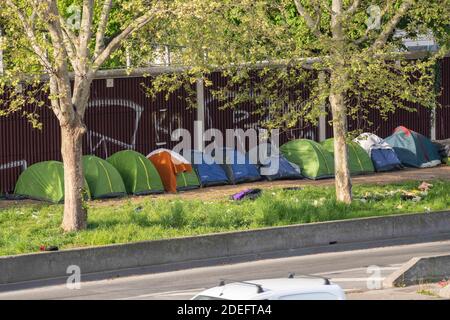 Un camp de migrants situé porte d'Aubervilliers à Paris, en France, le long du boulevard périphérique, a été évacué le 18 avril 2019. Photo de Christophe Geyres/ABACAPRESS.COM Banque D'Images