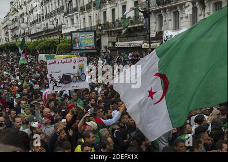Les Algériens agitant des drapeaux et des bannières nationaux, criant des slogans devant la Grande poste (bureau de poste principal), lors d'une manifestation antigouvernementale dans la capitale Alger, le 19 avril 2019. Le 19 avril, les manifestants du centre d'Alger ont organisé leur neuvième rassemblement de masse hebdomadaire, galvanisé par le départ du président de longue date Abdelaziz Bouteflika, mais promettant de maintenir leurs demandes de réformes radicales. Photo de Louiza Ammi/ABACAPRESS.COM Banque D'Images