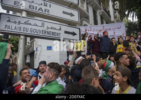 Les Algériens agitant des drapeaux et des bannières nationaux, criant des slogans devant la Grande poste (bureau de poste principal), lors d'une manifestation antigouvernementale dans la capitale Alger, le 19 avril 2019. Le 19 avril, les manifestants du centre d'Alger ont organisé leur neuvième rassemblement de masse hebdomadaire, galvanisé par le départ du président de longue date Abdelaziz Bouteflika, mais promettant de maintenir leurs demandes de réformes radicales. Photo de Louiza Ammi/ABACAPRESS.COM Banque D'Images