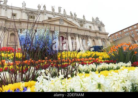 Fleurit sur la place Saint-Pierre lors de la célébration de la messe de Pâques par le pape François au Vatican le 21 avril 2019. Les chrétiens du monde entier célèbrent la semaine Sainte, commémorant la crucifixion de Jésus-Christ, menant à sa résurrection à Pâques. Photo par Eric Vandeville/ABACAPRESS.COM Banque D'Images