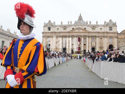 Une garde suisse lors de la célébration de la messe de Pâques par le pape François sur la place Saint-Pierre au Vatican le 21 avril 2019. Les chrétiens du monde entier célèbrent la semaine Sainte, commémorant la crucifixion de Jésus-Christ, menant à sa résurrection à Pâques. Photo par Eric Vandeville/ABACAPRESS.COM Banque D'Images