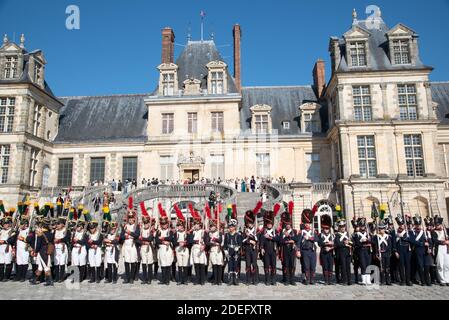 Le château de Fontainebleau traverse les siècles pour nous faire revivre la vie quotidienne de Napoléon Bonaparte et Josephine, juste pour un week-end. Le samedi 20 avril et le dimanche 21 avril 2019, plus de 300 passionnés d'histoire nous ont fait revivre la cour de Napoléon avec une balle, des spectacles, des croquis et des visites des appartements privés petits de l'empereur. Fontainebleau, à 70 km au sud de Paris, France, 20 avril 2019. Photo de Mireille Ampilhac/ABACAPRESS.COM Banque D'Images