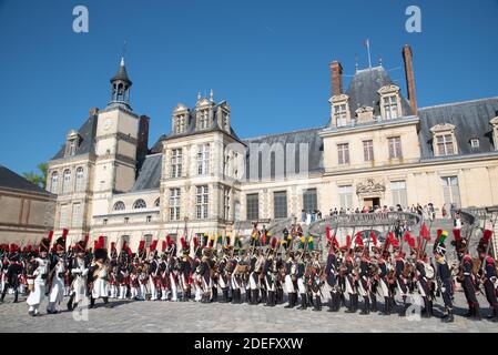 Le château de Fontainebleau traverse les siècles pour nous faire revivre la vie quotidienne de Napoléon Bonaparte et Josephine, juste pour un week-end. Le samedi 20 avril et le dimanche 21 avril 2019, plus de 300 passionnés d'histoire nous ont fait revivre la cour de Napoléon avec une balle, des spectacles, des croquis et des visites des appartements privés petits de l'empereur. Fontainebleau, à 70 km au sud de Paris, France, 20 avril 2019. Photo de Mireille Ampilhac/ABACAPRESS.COM Banque D'Images