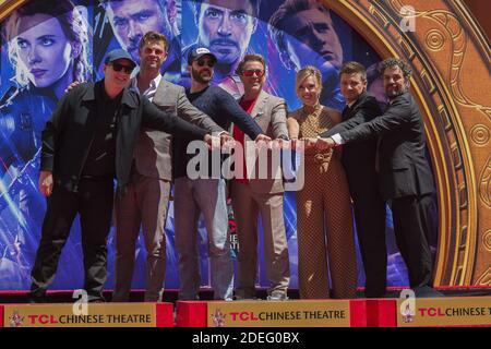 Le président de Marvel Studios/producteur Kevin Feige, Chris Hemsworth, Chris Evans, Robert Downey Jr., Scarlett Johansson, Jeremy Renner et Mark Ruffalo assistent aux « Avengers: Les acteurs de endgame placent leurs empreintes dans le ciment au TCL Chinese Theatre IMAX Forecourt au TCL Chinese Theatre IMAX le 23 avril 2019 à Los Angeles, CA, Etats-Unis. Photo de Lionel Hahn/ABACAPRESS.COM Banque D'Images