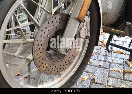 roue avant d'une moto Banque D'Images