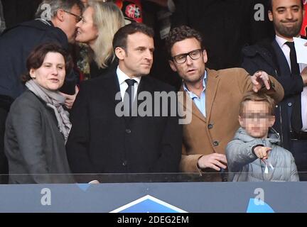 Le président français Emmanuel Macron et son frère Laurent Macron et ses enfants lors du match de finale de football de la coupe française, PSG vs Rennes au Stade de France, St-Denis, France, le 27 avril 2019. Rennes a gagné 2-2 (6 peines à 5).photo de Christian Liewig/ABACAPRESS.COM Banque D'Images