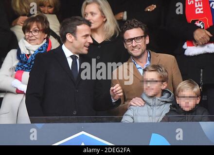 Le président français Emmanuel Macron et son frère Laurent Macron et ses enfants lors du match de finale de football de la coupe française, PSG vs Rennes au Stade de France, St-Denis, France, le 27 avril 2019. Rennes a gagné 2-2 (6 peines à 5).photo de Christian Liewig/ABACAPRESS.COM Banque D'Images