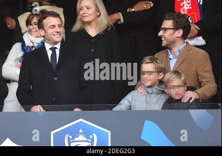 Le président français Emmanuel Macron et son frère Laurent Macron et ses enfants lors du match de finale de football de la coupe française, PSG vs Rennes au Stade de France, St-Denis, France, le 27 avril 2019. Rennes a gagné 2-2 (6 peines à 5).photo de Christian Liewig/ABACAPRESS.COM Banque D'Images