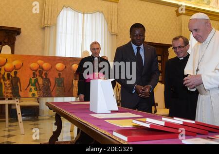 Le pape François rencontre le président du Togo Faure Essozimna Gnassingbe au Vatican le 29 avril 2019. Le président togolais a donné en cadeau au pape une peinture faite par un artiste togolais. Photo par Eric Vandeville/ABACAPRESS.COM Banque D'Images