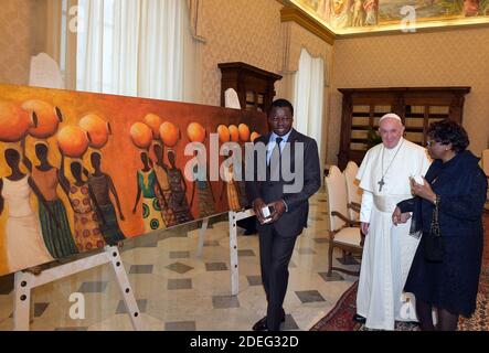 Le pape François rencontre le président du Togo Faure Essozimna Gnassingbe et sa mère Sabine Mensah au Vatican le 29 avril 2019. Le président togolais a donné en cadeau au pape une peinture faite par un artiste togolais. Photo par Eric Vandeville/ABACAPRESS.COM Banque D'Images
