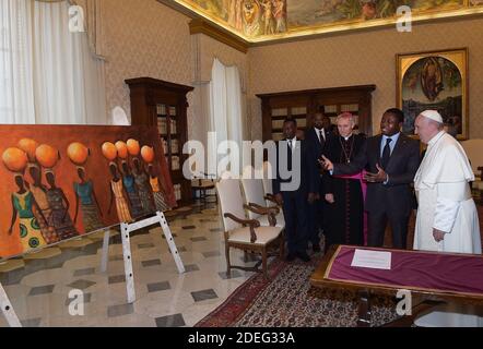 Le pape François rencontre le président du Togo Faure Essozimna Gnassingbe au Vatican le 29 avril 2019. Le président togolais a donné en cadeau au pape une peinture faite par un artiste togolais. Photo par Eric Vandeville/ABACAPRESS.COM Banque D'Images
