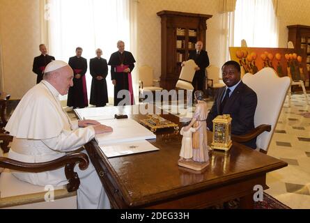 Le pape François rencontre le président du Togo Faure Essozimna Gnassingbe au Vatican le 29 avril 2019. Photo par Eric Vandeville/ABACAPRESS.COM Banque D'Images